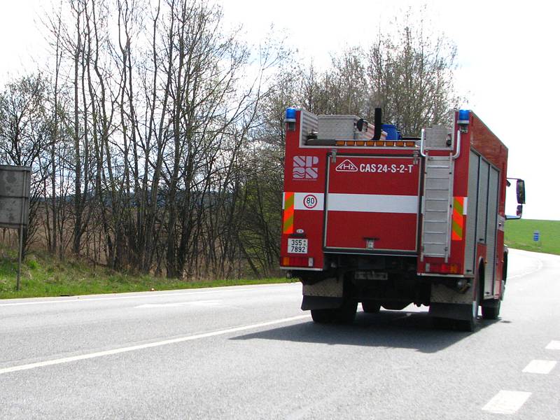 Auto mladé dvojice skončilo na střeše.