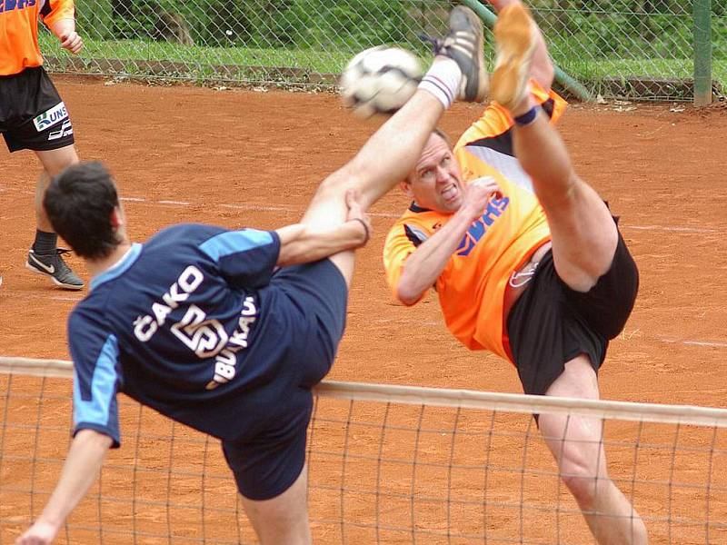 Nestárnoucí David Ešner vybojoval pro Šacung (v oranžovém, v souboji s čakovickým Cibulkou) vítězství v obou trojicích.