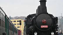 Parní vlak přivezl do Týnce i Mikulášovu družinu.