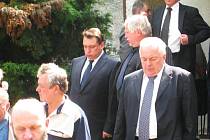 Ve středu 28. května se s Františkem Vnoučkem v benešovské smuteční síni rozloučila veřejnost naposledy. Pohřbu se zúčastnili mimojiné i předseda ČSSD Jiří Paroubek a bývalý ministr průmyslu a obchodu Milan Urban