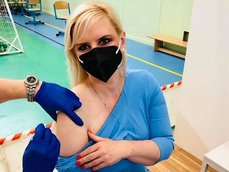 Hejtmanka Petra Pecková na očkování proti koronaviru v Říčanech.