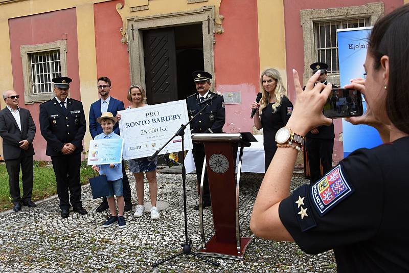 Slavnost k předání šeků s finančními dary handicapovaným dětem v pražském Muzeu Policie ČR.