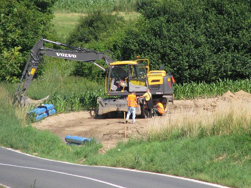 Pokládání vodovodního přivaděče u budoucího voračického vodojemu, odkud poteče pitná voda ze Želivky samospádem do Sedlčan. 