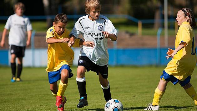 Kamil Kulhavý (vlevo), ještě mladší žák Benešova, šel vypomáhat starším a podařilo se mu vstřelit hattrick. V tuto chvíli se snažil se spoluhráčem Tadeášem Nikrmajerem (také ještě mladší žák) zpacifikovat hráče Lysé. 