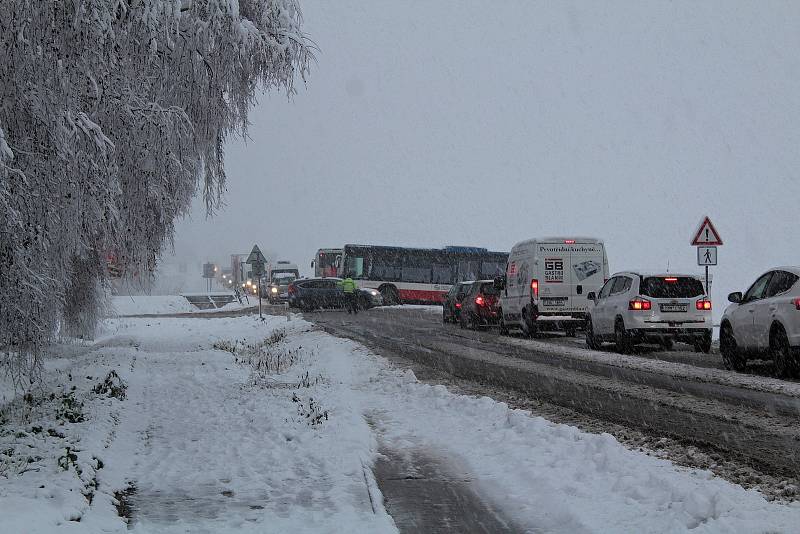 Dopravní komplikace na Benešovsku po vydatném sněžení v noci na úterý 6. prosince 2022.