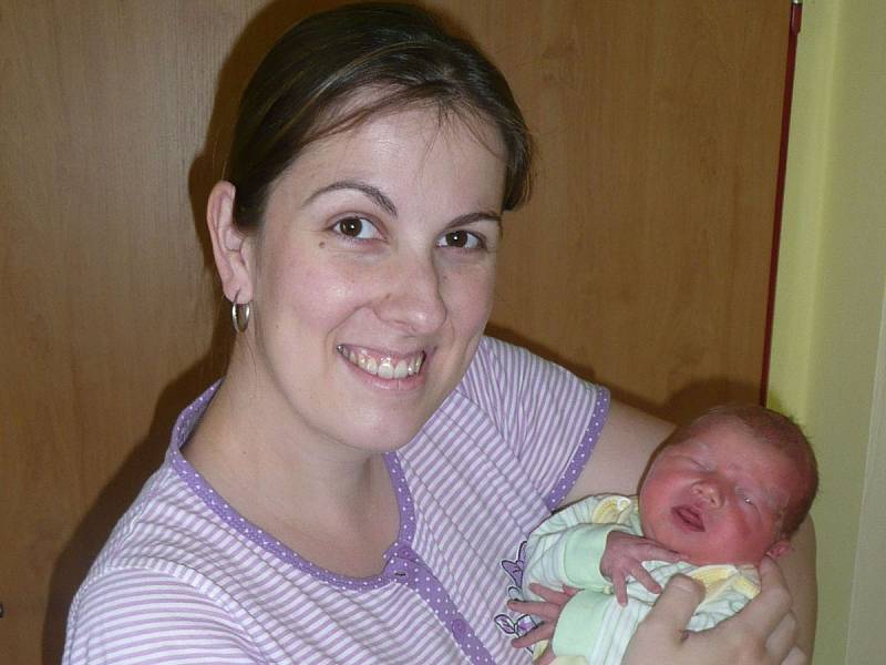 Manželům Ivě a Františku Laštovkovým se 23. srpna v 5.06 narodila malá Magda. Na svět přišla s váhou 2,92 kg a mírou 47 cm. Doma v Teplýšovicích má sestřičky Kačenku (3,5) a Barunku (16 měsíců).