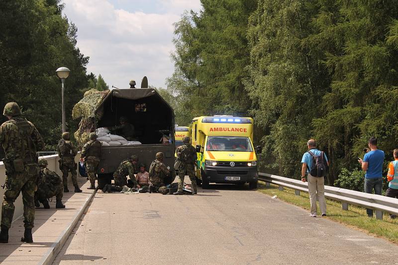 Příslušníci Aktivních záloh AČR nacvičovali na přehradě Švihov na Želivce ochranu strategických objektů.