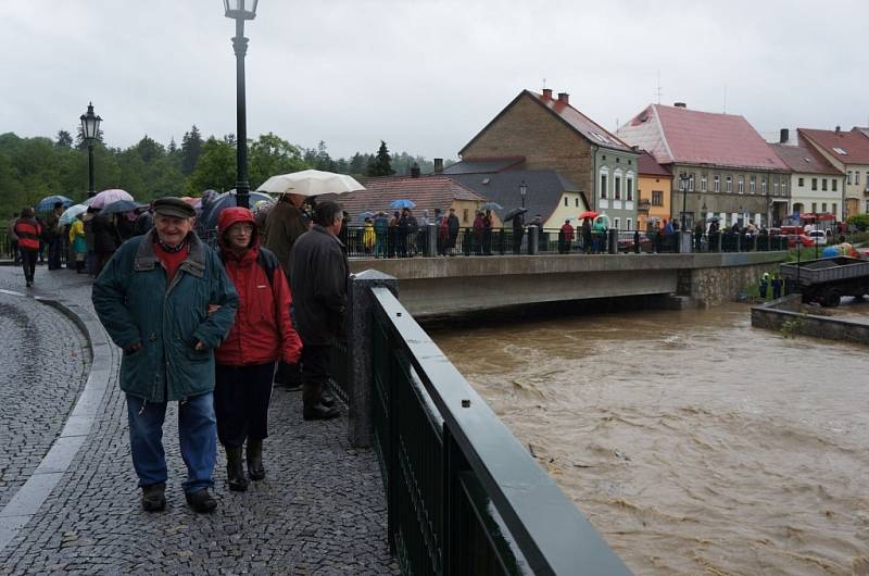 Rozvodněná Blanice ve Vlašimi.