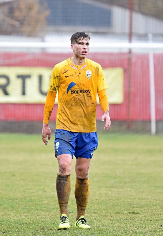 První jarní kolo ČFL - Štěchovice (v červenobílém) porazily doma po obratu Benešov 2:1.