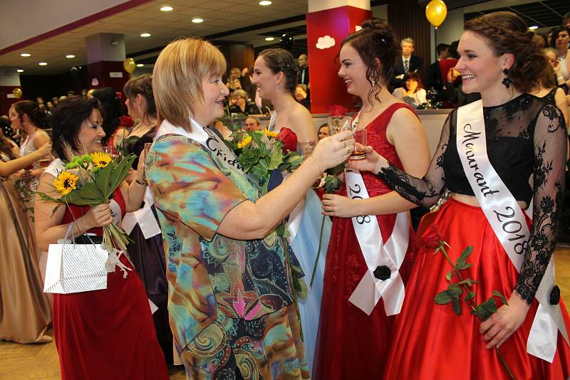 Maturanti z Neveklova zakončili studium na střední škole plesem.