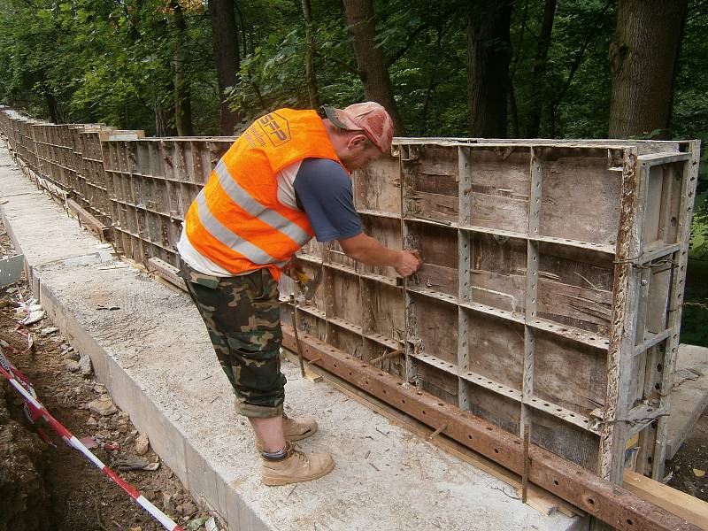 Silnice spojující Vlašim s Domašínem je stále uzavřená. Stavební práce jsou v plném proudu.