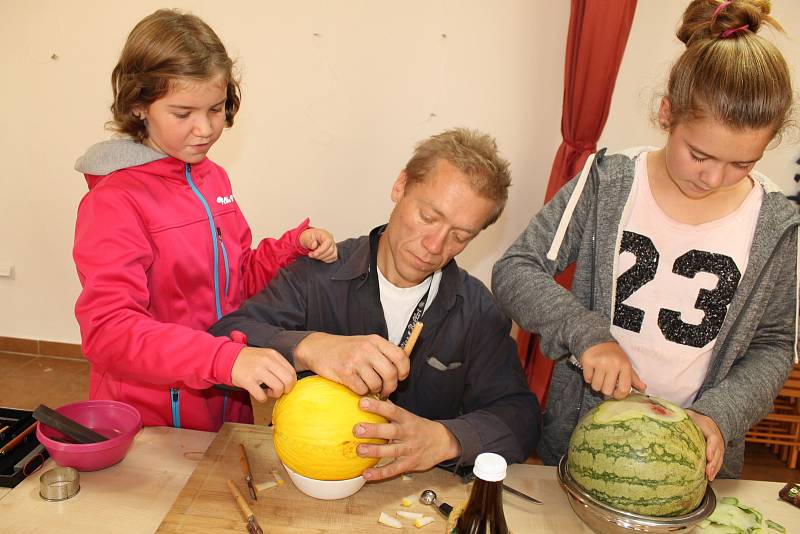 Melounová slavnost se konala v zahradě Spolkového domu sourozenců Roškotových na Palackého náměstí.