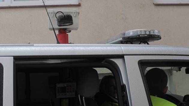 Výsuvná rampa na střeše policejní dodávky pro osvětelní místa nehody.