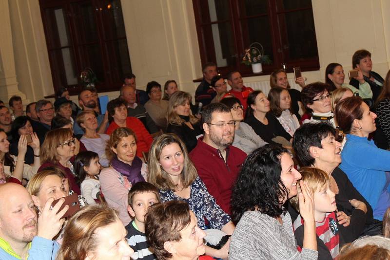 Jedna z částí obrovského koncertu plného koled se konala také v aule Gymnázia Benešov