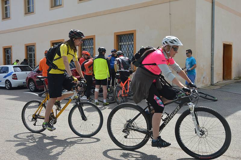 Po cestě byla startovná stanoviště pro turisty, kteří bydleli podél trasy, na Benešovsku to bylo v Týnci nad Sázavou, ve Voticích a také v Miličíně vyšli vozíčkáři a zdravotně hendikepovaní.