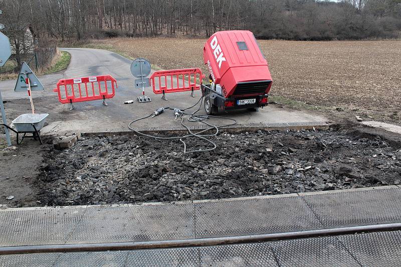 Z přípravy nájezdových ploch pro pokládku nového asfaltu na železničním přejezdu u zastávky Pecerady.