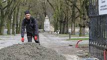 Ratměřický zámek se po dlouhé době dočkal nákladných oprav. Na začátku května bude zpřístupněný veřejnosti park, posléze i restaurace s hotelem. Zájemci se aktuálně mohou těšit na vycházky po krásném areálu ratměřického zámku.