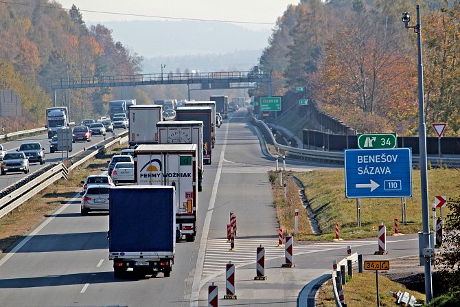 Předjíždění kamionů v úseku dálnice D1 u exitu 34 Ostředek.