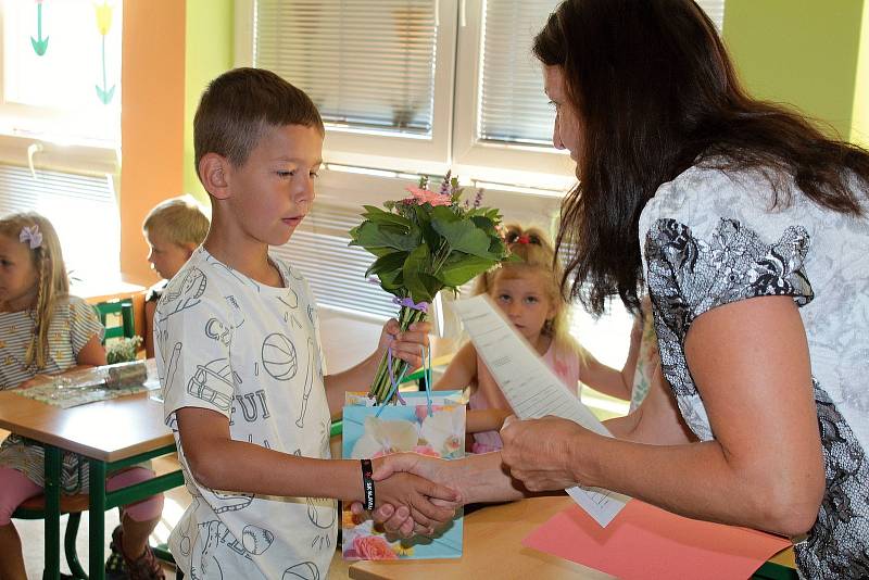 Z ukončení školního roku 2021/2022 a rozdávání vysvědčení na Základní škole ve Voticích.