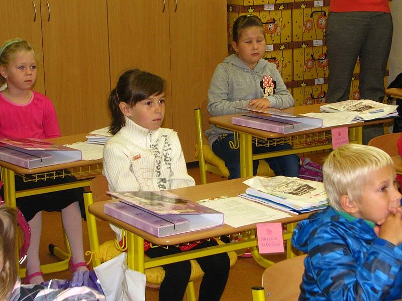 Ve Vrchotových Janovicích zahajovala škola 1. září v sokolovně.