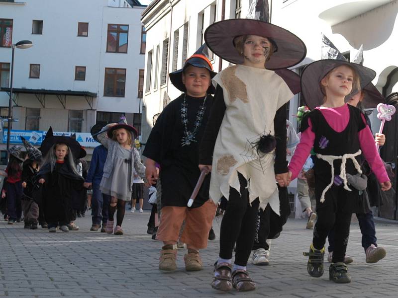 Čarodějnice a čarodějové z benešovské MŠ Berušky. 