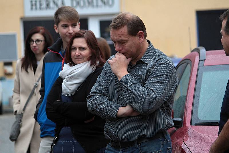 Ze slavnostního zahájení provozu zrekonstruovaných prostor domu U Jelena na Ješutově náměstí v Bystřici u Benešova.