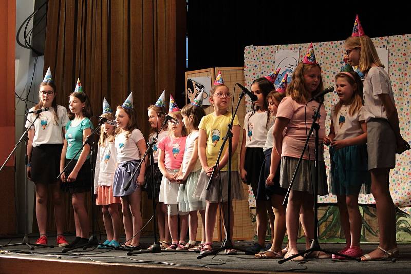 V Týnci děti přivítaly léto písničkami a divadelními pohádkami.