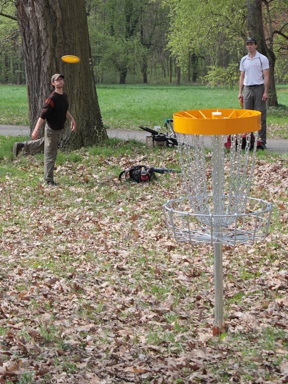 Discgolf je obdoba klasického golfu, kdy míčky a hole nahrazují létající talíře.