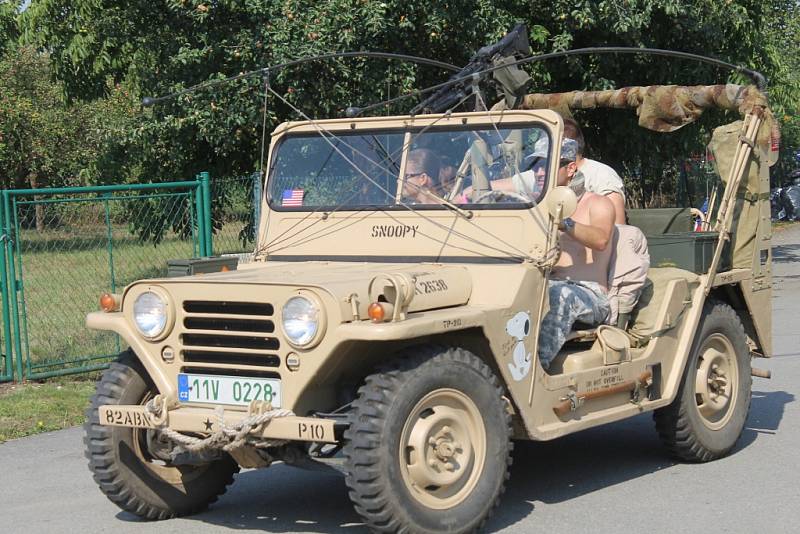 Deváté setkání příznivců US Army v Drahňovicích. 