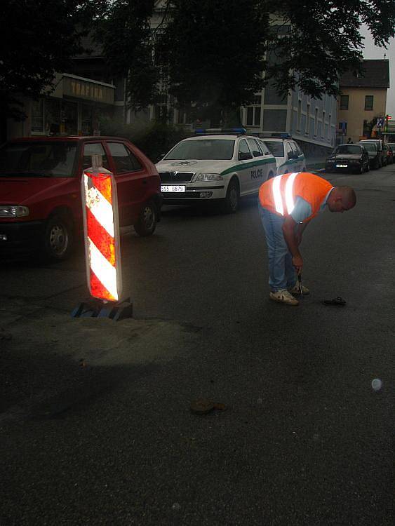 Kontrola stavu vody v Jiráskově ulici.