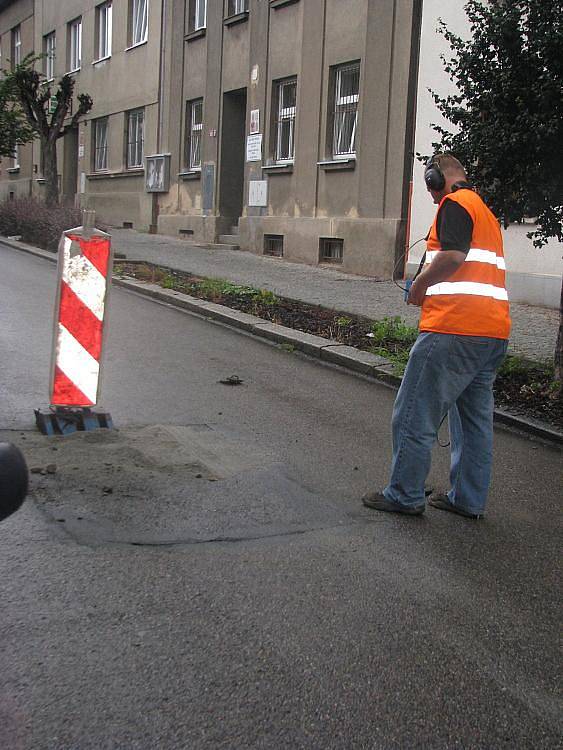 Kontrola stavu vody v Jiráskově ulici.