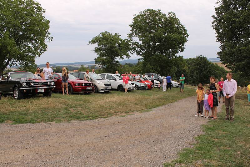 Bohoslužba a žehnání motorovým prostředkům v kostele sv. Jakuba a Filipa na Chvojně.