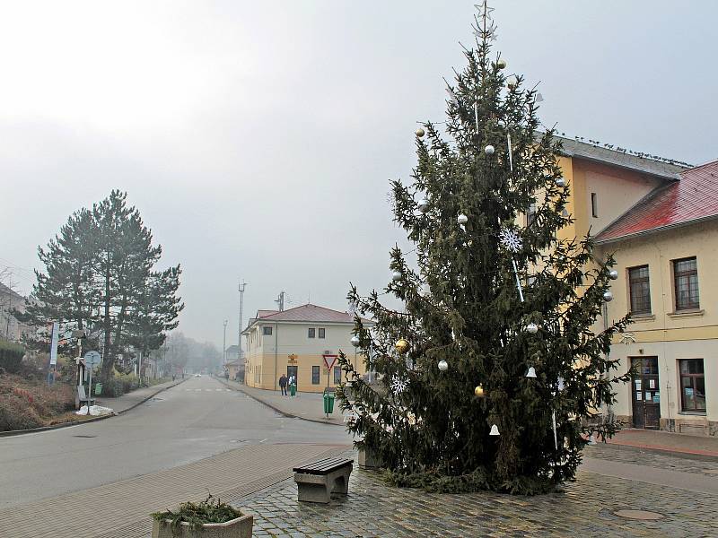Vánoční strom v Čerčanech stojí před vlakovým nádražím.