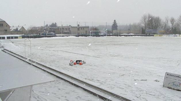 Hřiště Vlašimi zůstalo pod pokrývkou sněhu a proto se nehrálo.