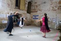 Den židovských památek v synagoze v Neveklově. Na snímku tanec v podání souboru Simchat Sijón.
