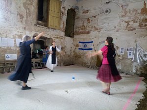 Den židovských památek v synagoze v Neveklově. Na snímku tanec v podání souboru Simchat Sijón.