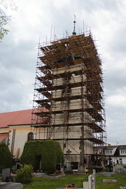 Oprava věže kostela Všech svatých potrvá do konce října.