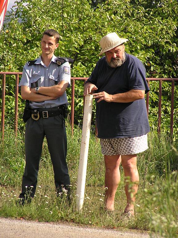 Řidič fabie vysvětluje policistovi, jak k nehodě došlo