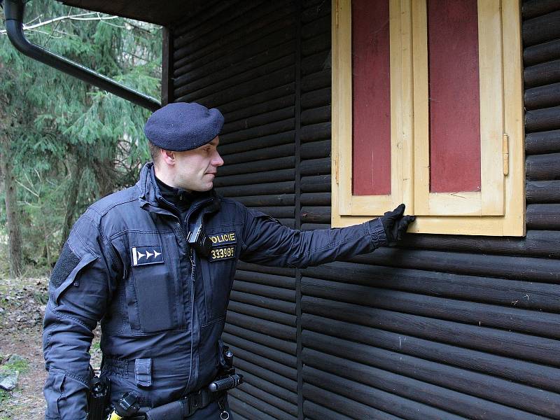 Policejní kontrola rekreačních objektů v Měsíčním údolí u Poříčí nad Sázavou.