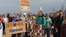 Protestní demonstrace Stop pokusům na dětech v Praze na Letné 1. května.