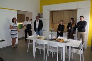 Ze slavnostního otevření prostor nové kuchyně pro klienty organizace Rytmus Střední Čechy se sídlem v Benešově.