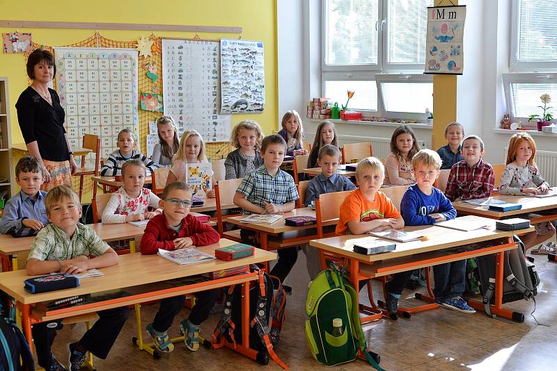 Základní škola v Dolních Kralovicích na jaře roku 2020.