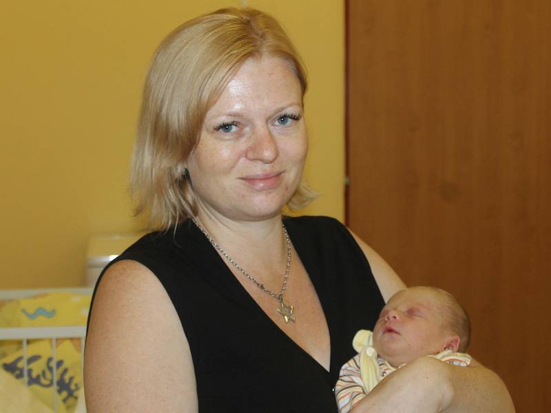 Malá Sára se narodila 16. září v 2.04. Při příchodu na tento svět vážila 2,60 kilogramu a měřila 46 centimetrů. Z prvorozené dcery se radují rodiče Eliška Kubásková a Jan Trefil z Benešova.
