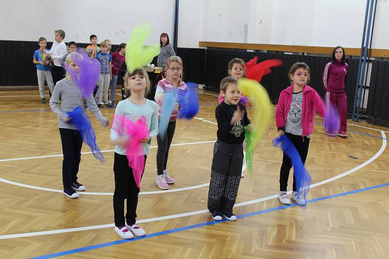 Cirkusová přestavení pro veřejnost nacvičovali žáci z Vlašimi a Louňovic několik dní.