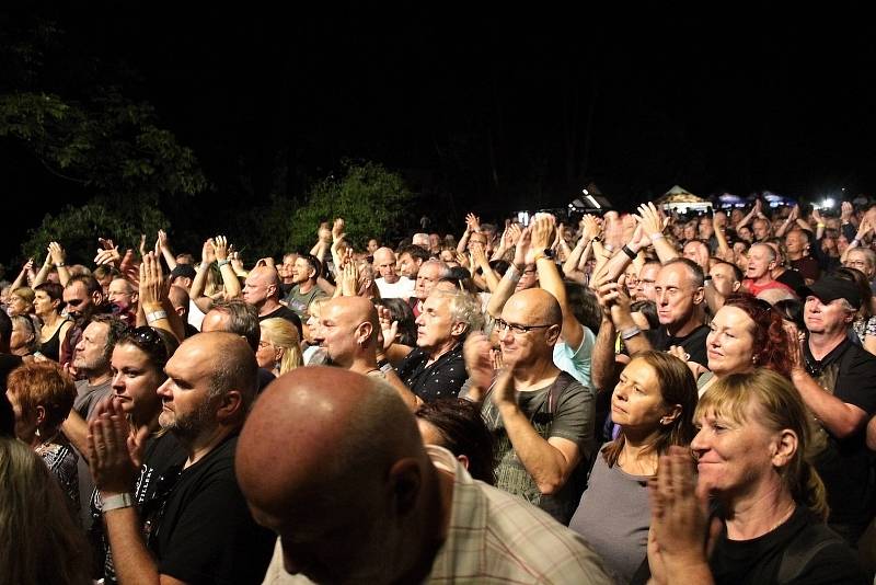 Z festivalu Krásný ztráty live Všetice 2021.