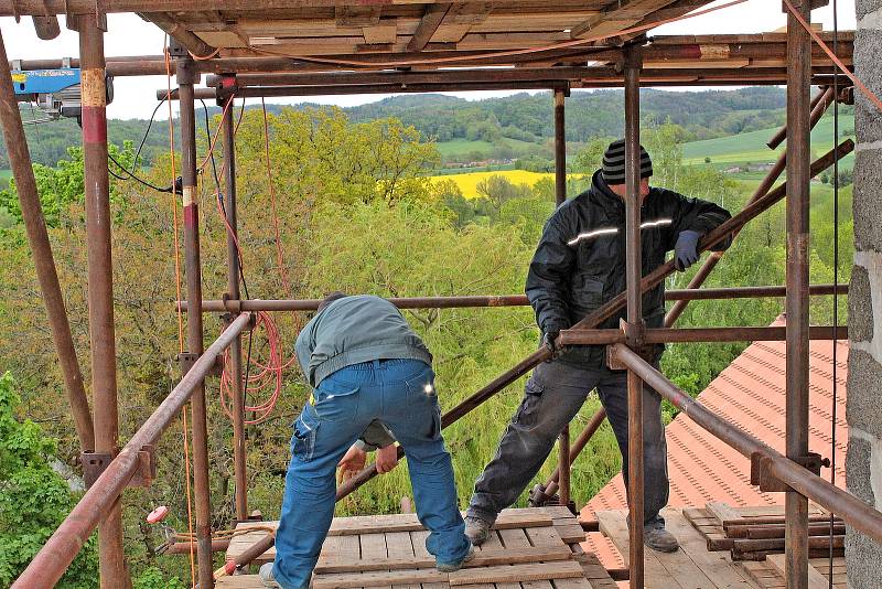 Oprava věže kostela Všech svatých potrvá do konce října.