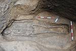 Archeologové zkoumají pozůstatky středověkého domu u jeskyně svatého Prokopa