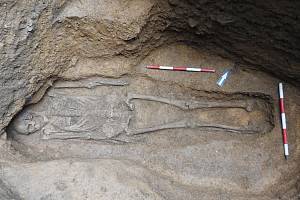 Z archeologického výzkumu v klášteře Sázava v těsné blízkosti jeskyně sv. Prokopa: raně středověký hrob s ostatky dospělého muže