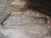 Z archeologického výzkumu v klášteře Sázava v těsné blízkosti jeskyně sv. Prokopa: raně středověký hrob s ostatky dospělého muže.