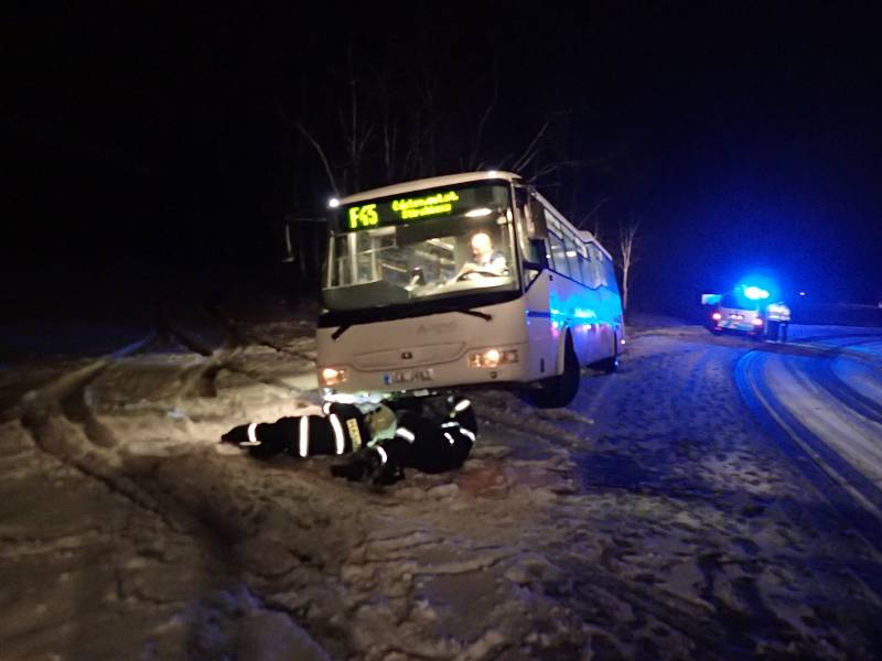 Počet výjezdů hasičů k nehodám se kvůli sněžení zečtyřnásobil.